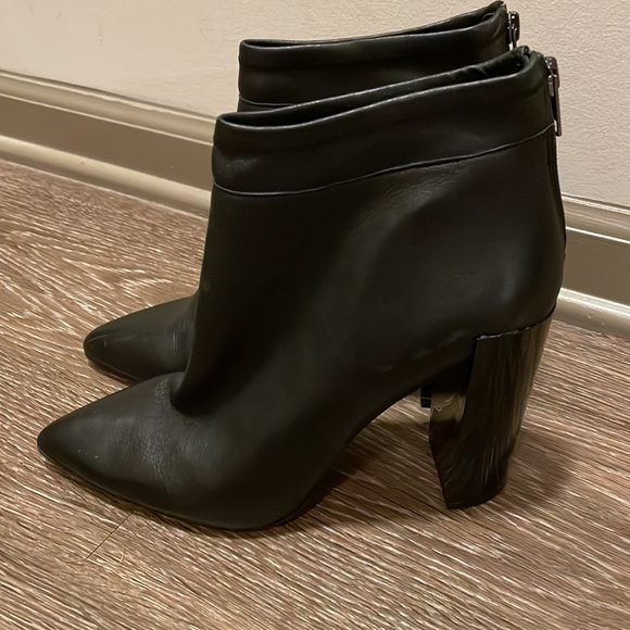 Renvy Cara cupped heel ankle black leather 4.5 inch booties/ boots in size 11 - Picture 2 of 11
